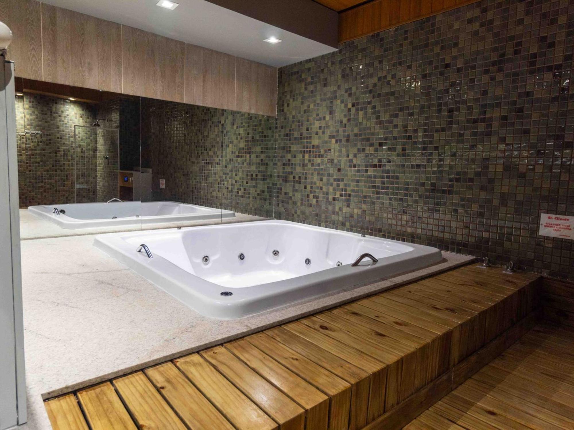 Deluxe Suite Spa Bath